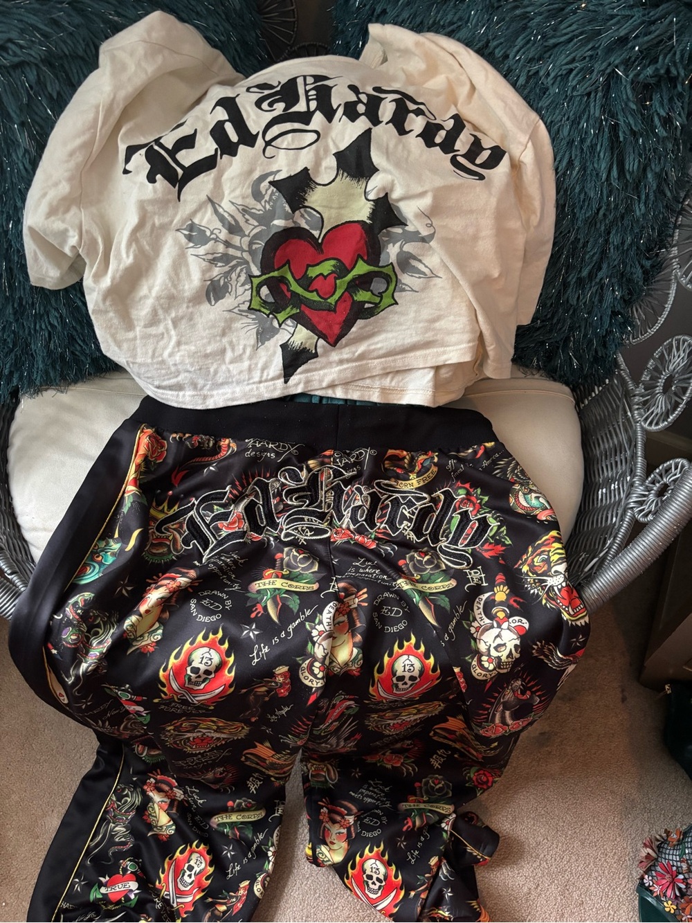 Ed Hardy Black Tattoo-Print Joggers with White Cropped Logo Tee - Picture 5 of 10